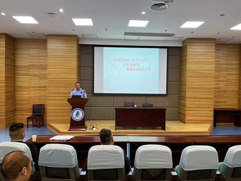 1697095958793856.jpg 饮服中心开展食品安全知识培训1-2.jpg