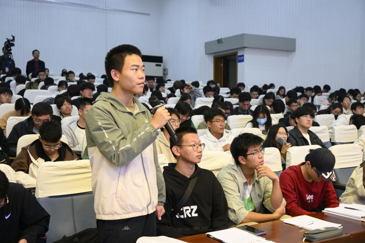 1700024671659788.jpg 同学们正在积极提问.jpg