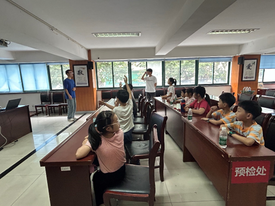 1721789918448665.png 小朋友们积极回答主持人的小问题。.png