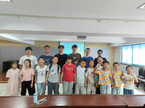 1721789834981530.png 团队成员和小朋友们合影留念。.png