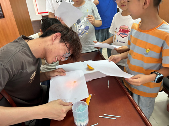 1721789874623178.png 小队成员帮小朋友们烘烤隐藏天书。.png