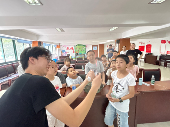 1721789947826119.png 实验成员演示光在空气中沿直线传播。.png